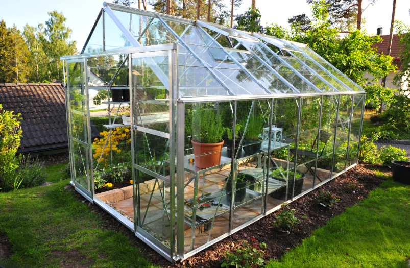 Aération et humidité : bien réguler sa serre de jardin