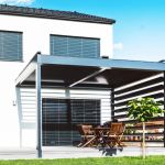 Bâche et toile de pergola sur mesure : ça vaut vraiment le coup ?