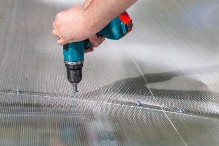 Comment choisir et poser des plaques en polycarbonate pour construire une serre&thinsp;?
