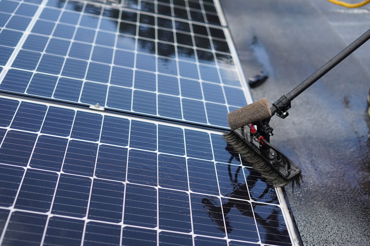 Lire la suite à propos de l’article Comment entretenir les panneaux solaires de votre jardin afin d&rsquo;optimiser leur performance ?