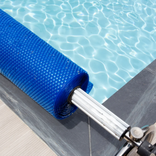 Comment moins nettoyer sa piscine grâce à la bâche à bulles ?