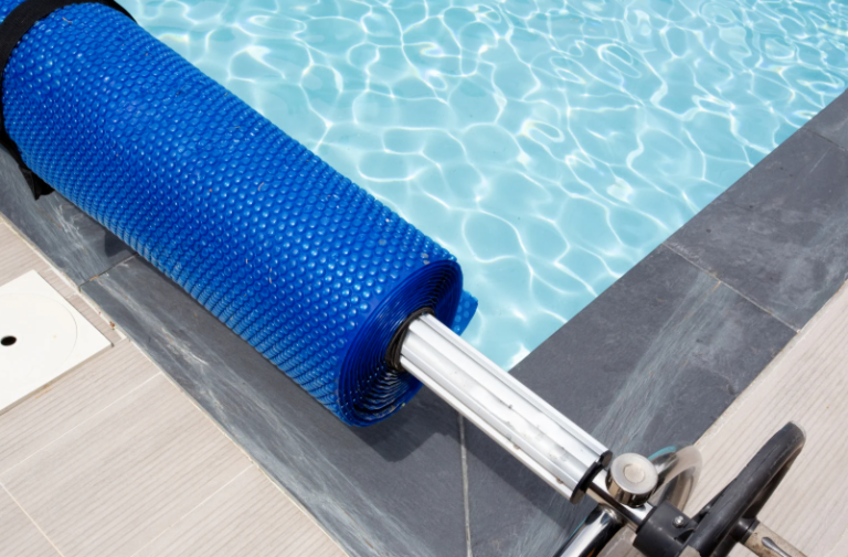 Comment moins nettoyer sa piscine grâce à la bâche à bulles