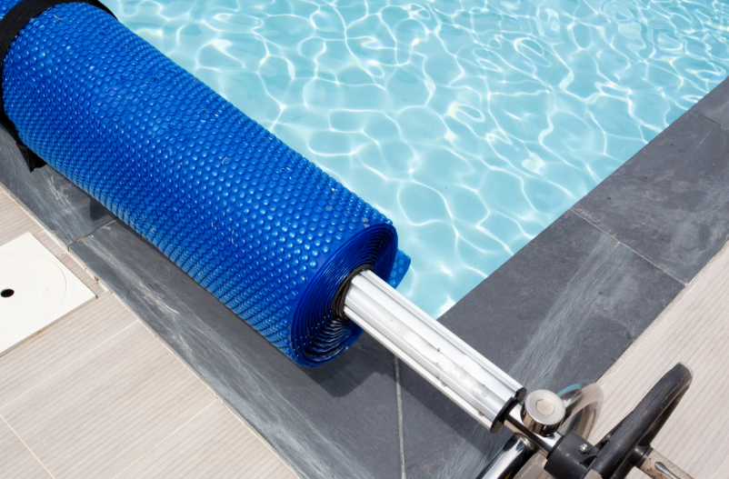 Lire la suite à propos de l’article Comment moins nettoyer sa piscine grâce à la bâche à bulles ?